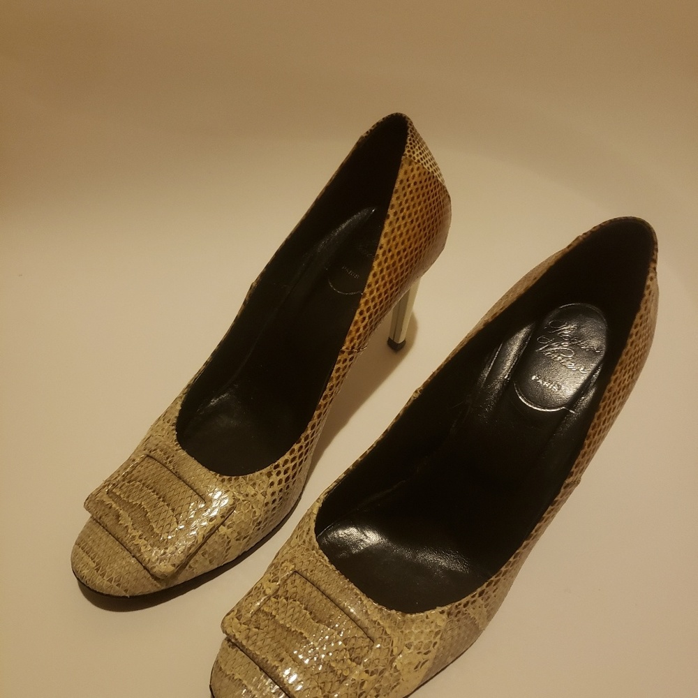 Snakeskin Buckle Pumps

Size: 10 | IT 40